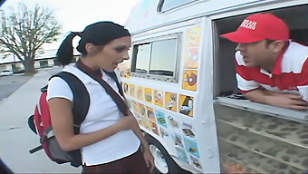 ¡joven Americana Intercambia Sexo Oral Por Helado De Su Empresario!