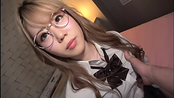 Japanische Teenagerin Mit Brille Wird In Cowgirl-Position Besamt Und Spritzt Ab