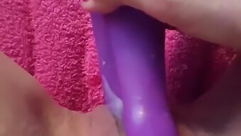 Europese Schoonheid Verkent Vibrator Plezier