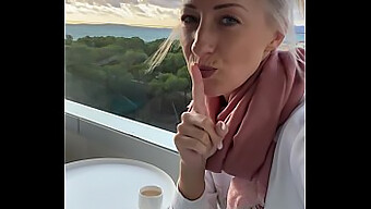 Openbare Uiting Van Genegenheid: Blonde Babe Verwent Zichzelf Op Een Hotelbalkon Op Mallorca