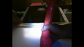 Gola Profonda Di Un Dildo: Tecnica Di Sesso Orale Estremo