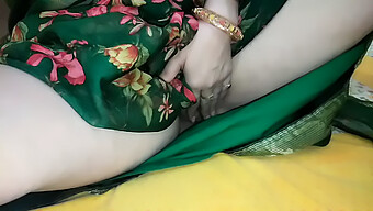 십대 마사지 치료사가 란제리를 보여주며 Saree 아래에서 보여줍니다