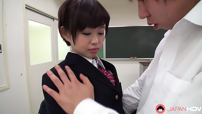 Japansk Collegepige Med Store Bryster Giver Handjob Og Blowjob