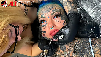 Uma Beleza Tatuada Deslumbrante Recebe Uma Nova Tatuagem Facial Enquanto Se Envolve Em Intimidade.