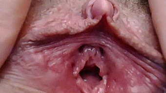 Close-Up Video Van Amateur Zelfgenoegzaamheid Met Een Zichtbare Clitoris En Vaginale Opening