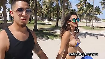 Eine Atemberaubende Latina Mit Einem Perfekten Körper Genießt Eine Heiße Begegnung Mit Einem Gut Bestückten Mann Am Strand.