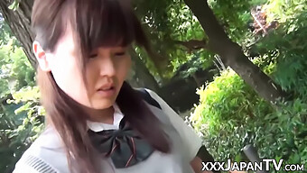 亚洲少女学生妹隔着内裤抚摸她的小阴户