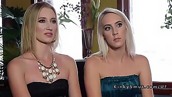 Deux Beautés Blondes S'Engagent Dans Un Sexe Anal Intense Dans Un Trio