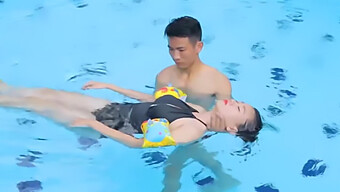 Massage Cơ Thể Thư Giãn Trên Một Nền Tảng Nổi Trong Nước