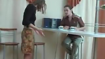 Servitoarea Rusă Se Răsfăț În Fanteziile Mature Ale Milf-Ului