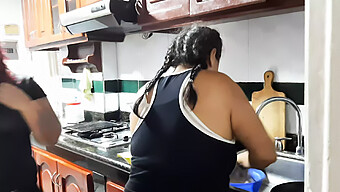 Matrigna Che Cucina E Sesso Con La Cameriera: Un Incontro Maturo Tra Una Milf E Una Teenager