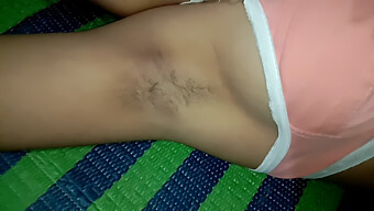 El Coñito Apretado De Una Joven De 18 Años Desi Lo Muestra