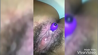 Una Joven Chica Asiática Disfruta De La Penetración Tanto De Un Pene Como De Un Juguete Sexual En Su Vagina En Un Video Estilo Realidad Enfocado En Corridas.