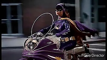 Cuộc Hành Trình Gợi Cảm Của Batgirl Vào Thế Giới Của Những Sở Thích Kỳ Dị