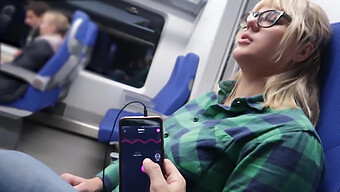 Piacere Del Trasporto Pubblico: Orgasmo In Treno Di Una Ragazza Amatoriale