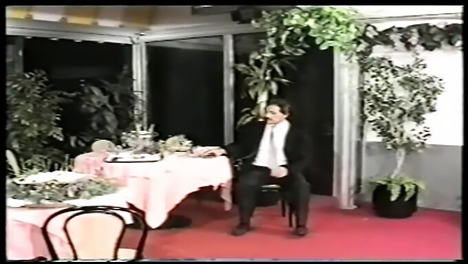 Vintage Porno Yıldızları, Özel Bir Günde Spermlerle Dolu Bir Orgi Paylaşıyorlar