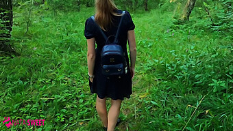 Una Giovane Studentessa Si Eccita E Fa Un Pompino Al Suo Compagno Di Classe In Un Ambiente Aperto.