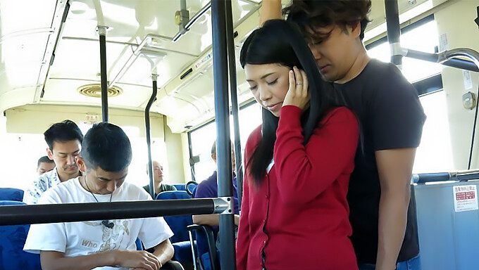 En Japansk Brunette, Aimi Nagano, Bliver Kneppet I En Bus