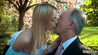 Eine Junge Blondine Genießt Harten Sex Mit Einem Reifen Mann, Gibt Ihm Einen Blowjob Und Schluckt Seinen Erguss.