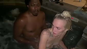 Interracial-Komödie: Daddy Panda Und Victoria Gracen In Einem Heißen Whirlpool