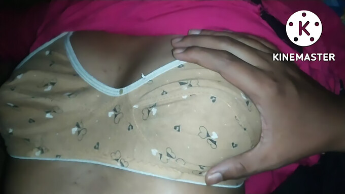 Desi-Hengst Verwöhnt Sich Mit Großen Nippeln Und Schwanz