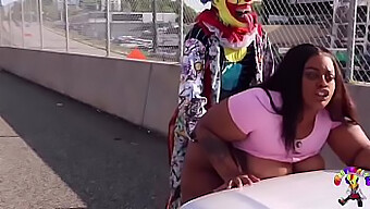 Une Femme Noire Aux Courbes Généreuses A Des Relations Sexuelles Publiques Avec Un Clown Excité Sur Une Autoroute Occupée D'Atlanta.