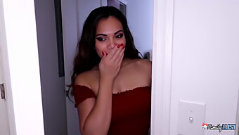 Lustfylld Latina Tonåring Blir Dominerad I Bdsm-Session